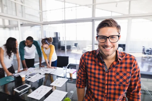 Empresário com colegas de fundo — Fotografia de Stock