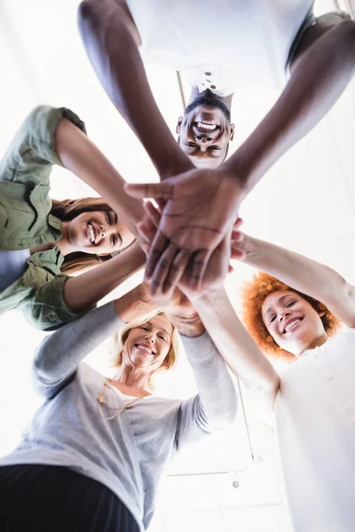 Business mensen stapelen handen — Stockfoto