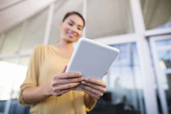 Femeie de afaceri folosind tabletă în birou — Fotografie, imagine de stoc