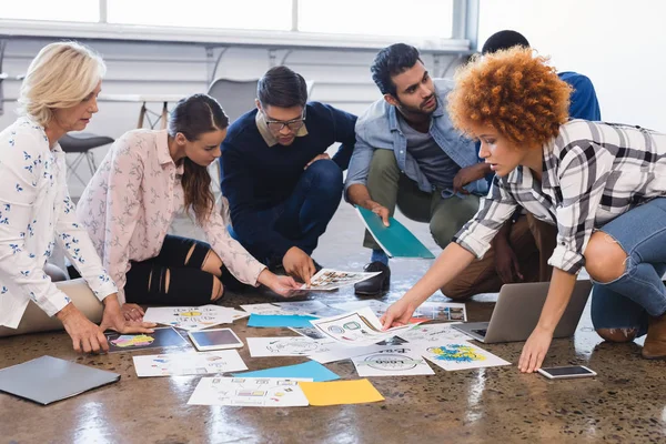 Kreative Geschäftskollegen diskutieren — Stockfoto