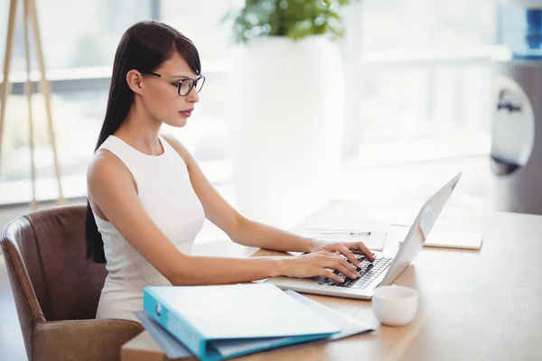 Aufmerksame Führungskraft mit Laptop am Schreibtisch — Stockfoto