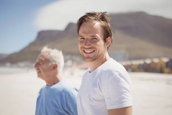 Człowieka z jego ojcem, stojąc przy plaży — Zdjęcie stockowe