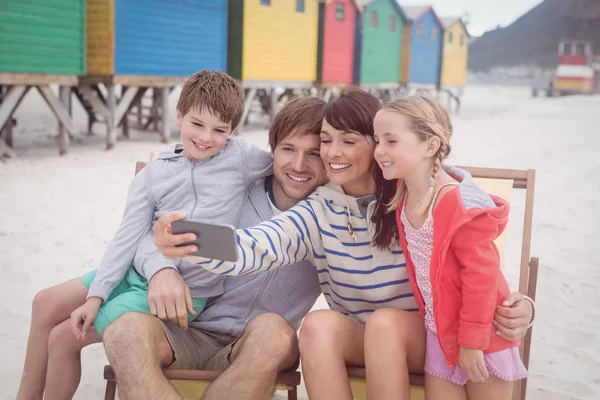 Uśmiechający się rodziny biorąc selfie na plaży — Zdjęcie stockowe