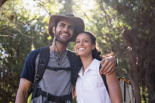 Feliz pareja de pie en el bosque — Foto de Stock