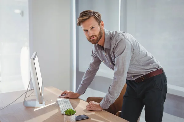 Executivo trabalhando em computador pessoal na mesa — Fotografia de Stock