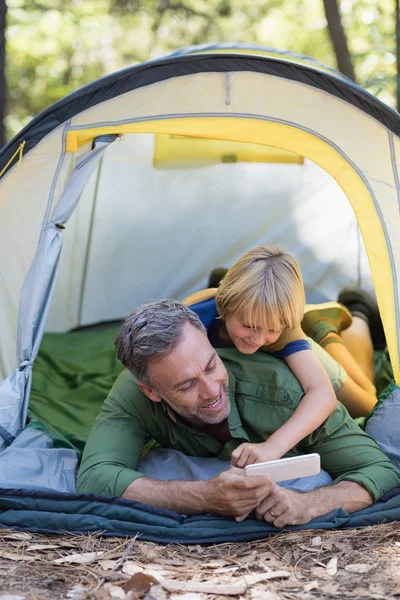 Vader en zoon genietend van op Camping — Stockfoto