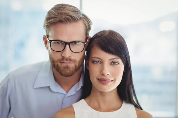 Sonriente pareja en oficina —  Fotos de Stock