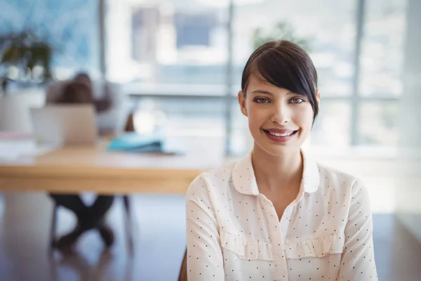 Exécutif souriant assis au bureau — Photo