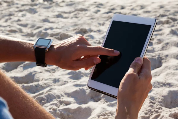 Hombre usando tableta digital en la playa —  Fotos de Stock