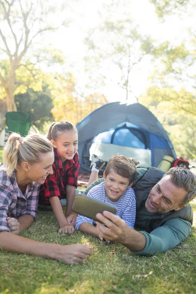 Rodziny, biorąc selfie poza namiotem — Zdjęcie stockowe