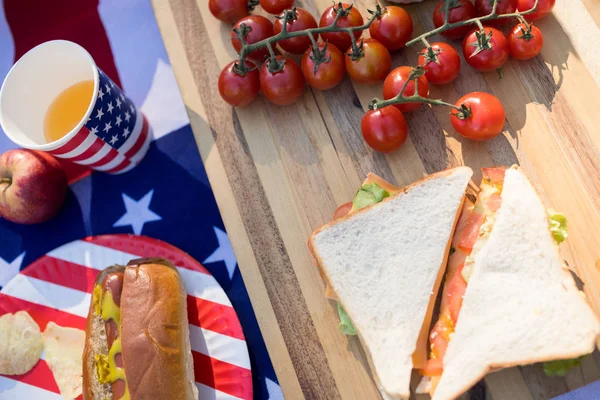 Kirschtomaten, Sandwich, Hot Dog — Stockfoto