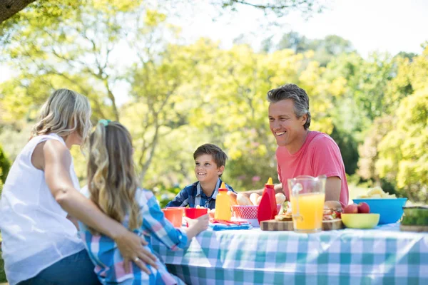 Família interagindo uns com os outros — Fotografia de Stock