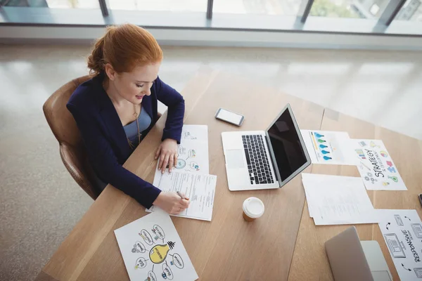 Attentive executive working at desk — Stock Photo, Image