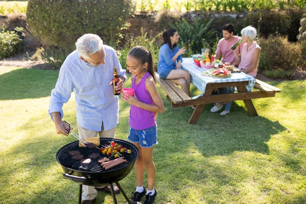 Děda a vnučka přípravu barbecue — Stock fotografie