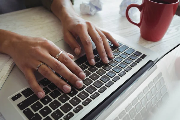 Mãos de empresária usando laptop na mesa — Fotografia de Stock