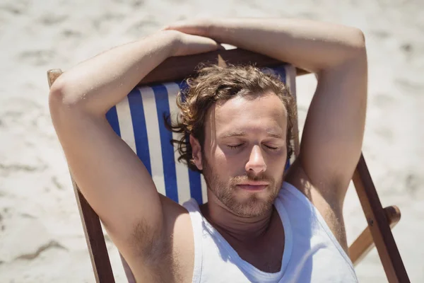 Femme relaxant sur chaise longue à la plage — Photo