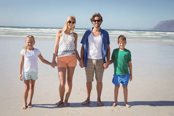 Mani in mano in famiglia sulla spiaggia — Foto Stock