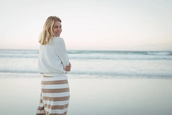Kvinna som står vid stranden — Stockfoto