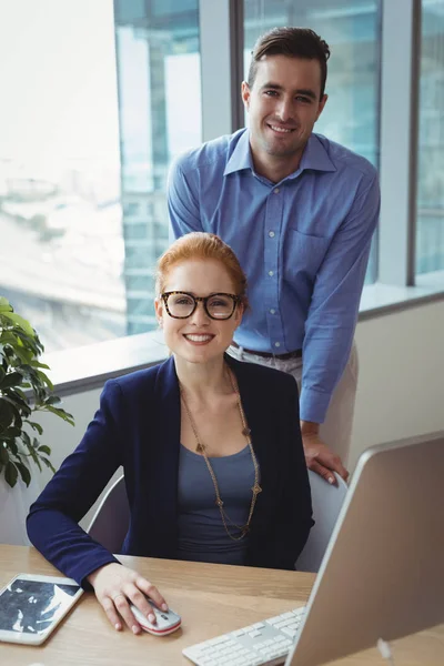 Cadres souriants travaillant au bureau — Photo