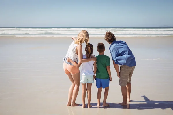 Família de pé juntos na praia — Fotografia de Stock