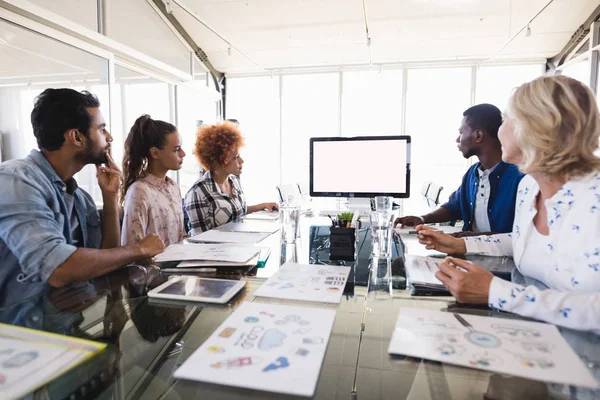 Gente de negocios mirando la pantalla digital — Foto de Stock