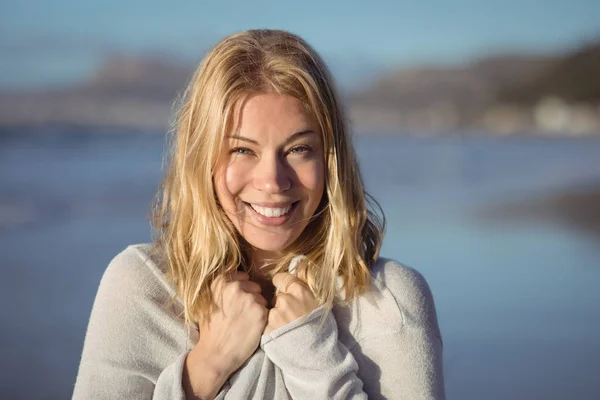 Portrét usmívající se žena na pláži — Stock fotografie