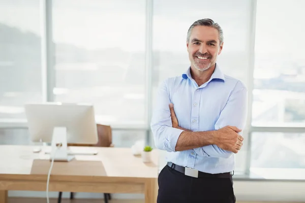 Executive standing with arms crossed — Stock Photo, Image