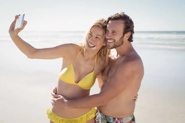 Couple prenant selfie à la plage — Photo
