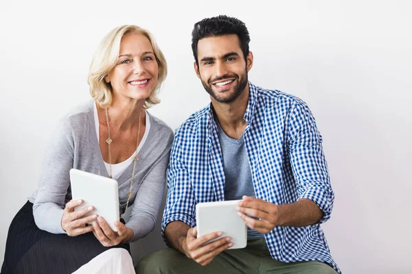 Gente de negocios en contra con tabletas — Foto de Stock