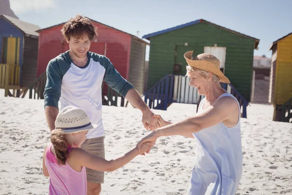 Multi generatie familie spelen op strand — Stockfoto