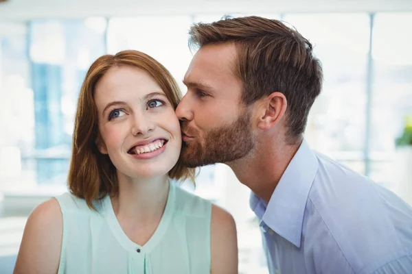 Любящий мужчина целует женщину — стоковое фото