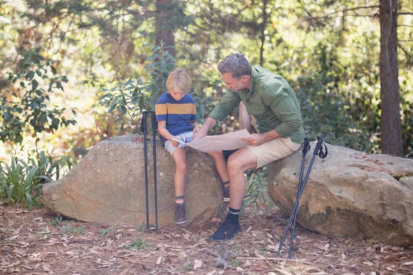Pai e filho lendo homem na floresta — Fotografia de Stock