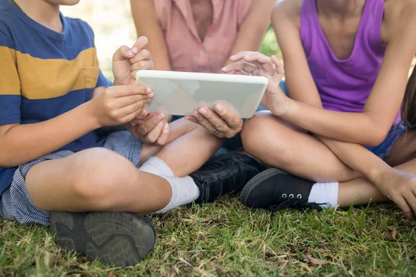 Nagymama és a grand gyerekek segítségével tabletta — Stock Fotó