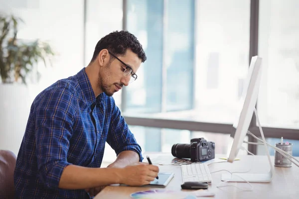 Grafisch ontwerper, grafisch tablet gebruiken — Stockfoto