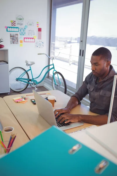 Бизнесмен использует ноутбук на рабочем столе в офисе — стоковое фото