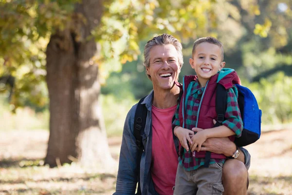 Счастливый отец и сын в лесу — стоковое фото