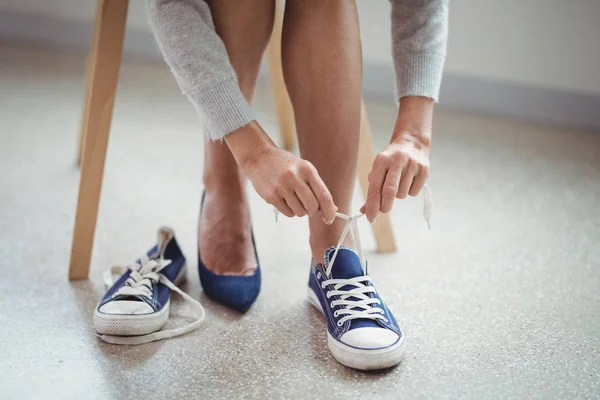 Mujer con zapatos de lona —  Fotos de Stock