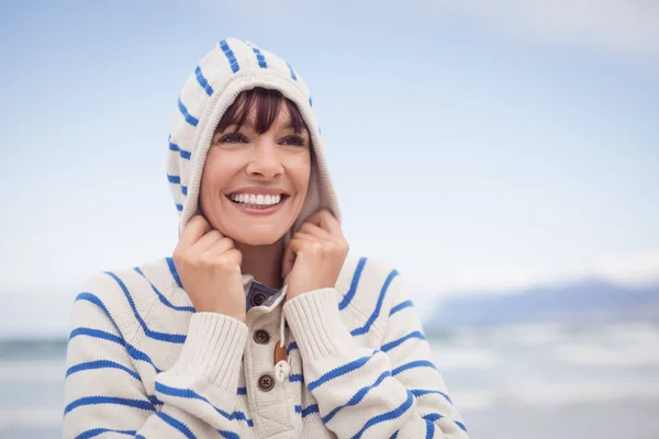 Mujer con suéter con capucha durante el invierno — Foto de Stock