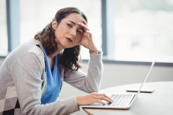 Trött verkställande använder laptop på skrivbord — Stockfoto