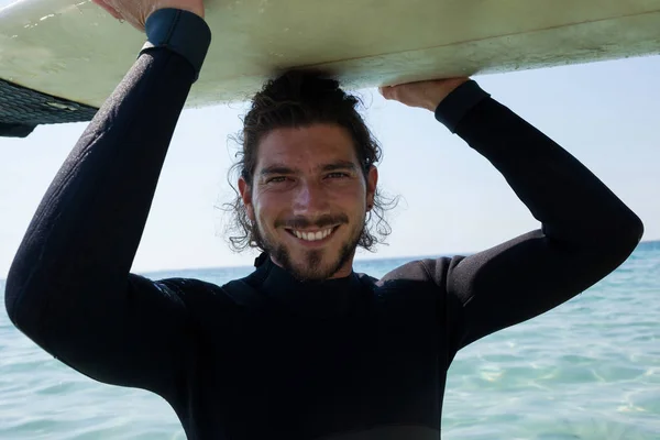 Surfista en traje de neopreno con tabla de surf — Foto de Stock