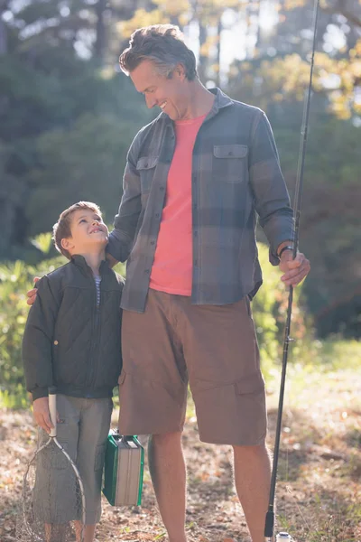 Vater und Sohn schauen einander an — Stockfoto