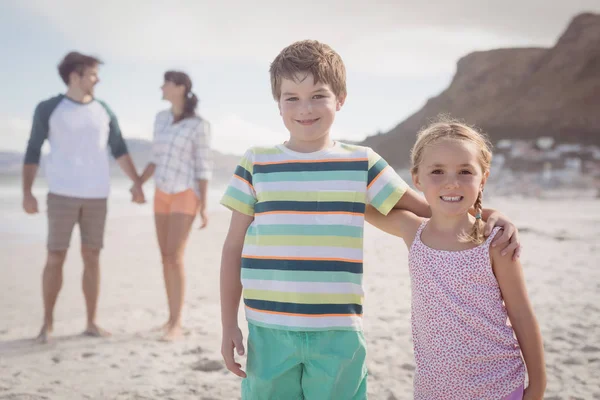 Frères et sœurs avec leurs parents debout — Photo