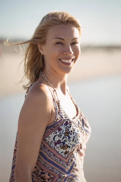 Jovem mulher de pé na praia — Fotografia de Stock