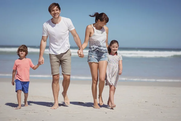 Homem andando com a família na praia — Fotografia de Stock