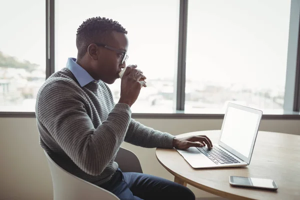 Uppmärksamma executive dricka kaffe — Stockfoto