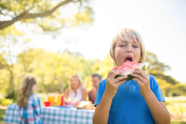 Pojken håller vattenmelon i parken — Stockfoto