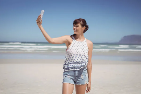Жінка говорить селфі на пляжі — стокове фото