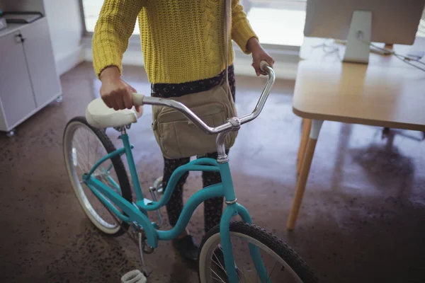 Empresária com escritório de bicicleta — Fotografia de Stock