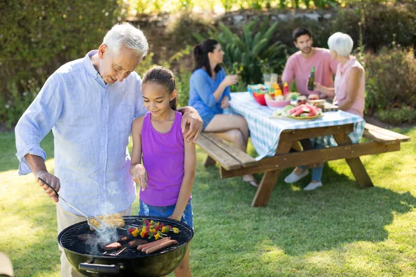 Nonno e nipote preparare barbecue — Foto Stock