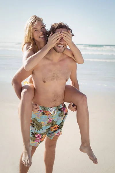 Lyckliga par njuter på stranden — Stockfoto